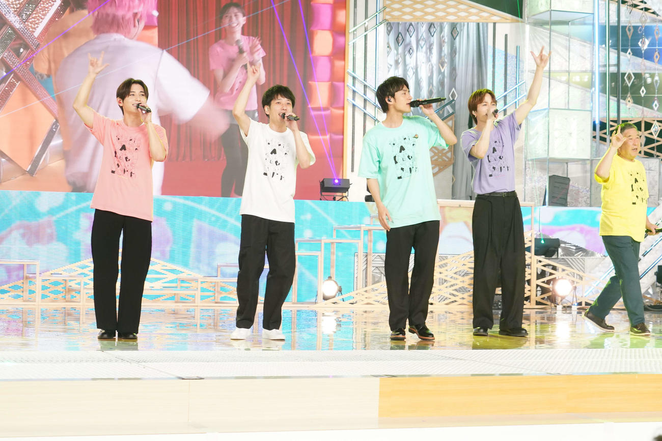 日本テレビ系「24時間テレビ45」のオープニングで嵐の「Happiness」を歌うメインパーソナリティーを務める、左から山田涼介、二宮和也、中丸雄一、菊池風磨と徳光和夫