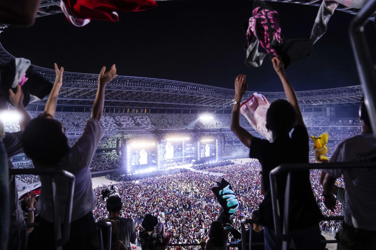 矢沢永吉50周年記念ツアー「MY WAY」盛り上がる観客（HIRO KIMURA氏撮影）