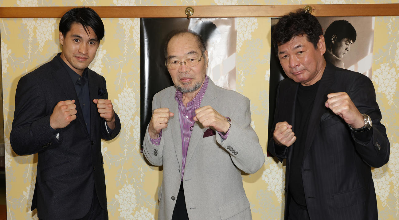 映画「AKAI」の舞台あいさつ控室でファイティングポーズする、左から赤井英五郎監督、ガッツ石松氏、父で主演の赤井英和（撮影・中島郁夫）