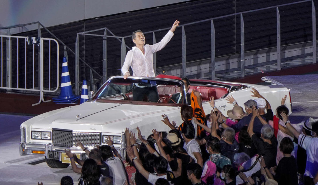 オープンカーで姿を見せる矢沢永吉（HIRO KIMURA氏撮影）