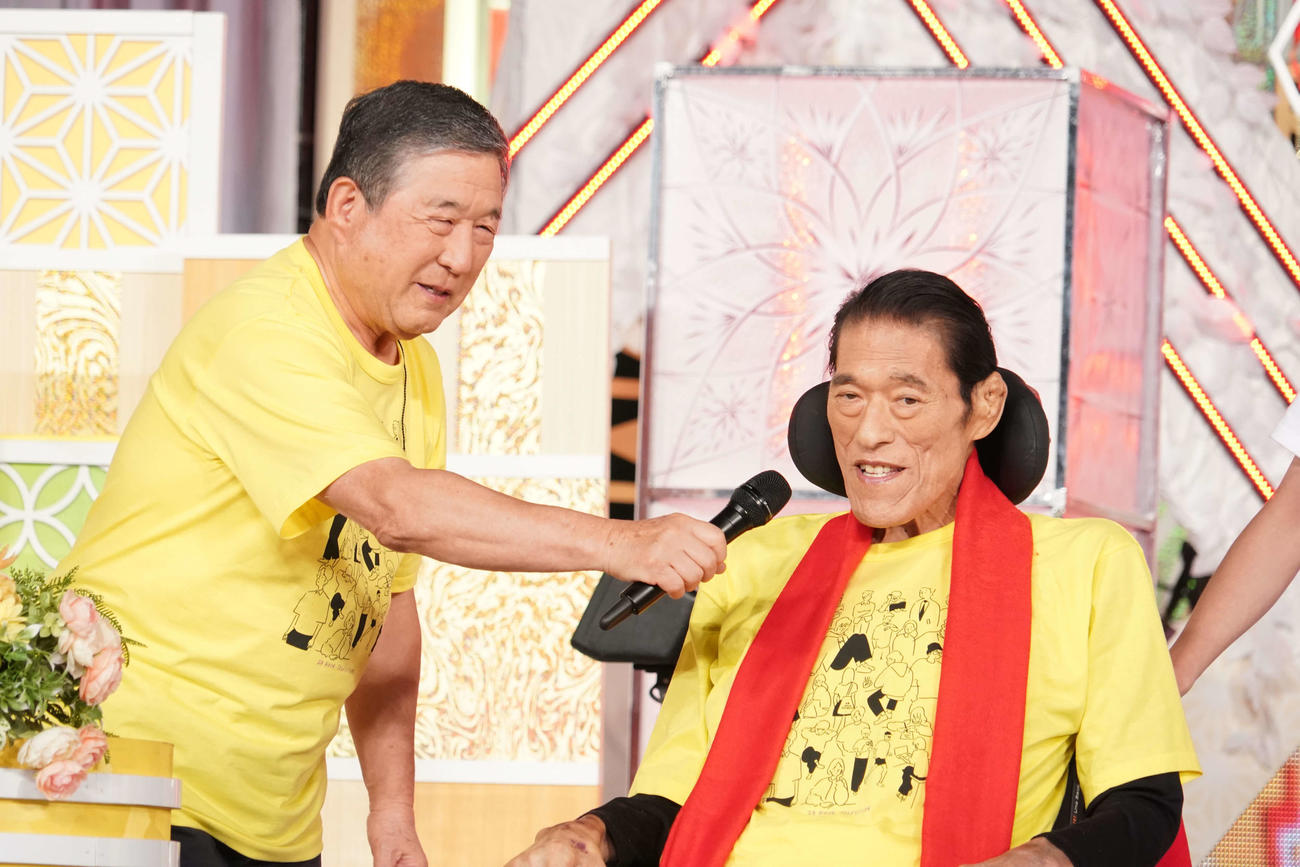 日本テレビ系「24時間テレビ45」に生出演したアントニオ猪木。左は徳光和夫アナ