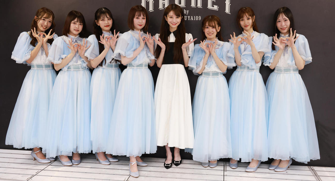 愛沢えみり（左から5人目）がプロデュースしたアイドルグループ「8月のエウテルペ」。左から橋本心花、鳩飼まりも、黒田莉菜、七海なるみ、1人おいて、鹿目双葉、古川優、綾瀬らら（撮影・中島郁夫）