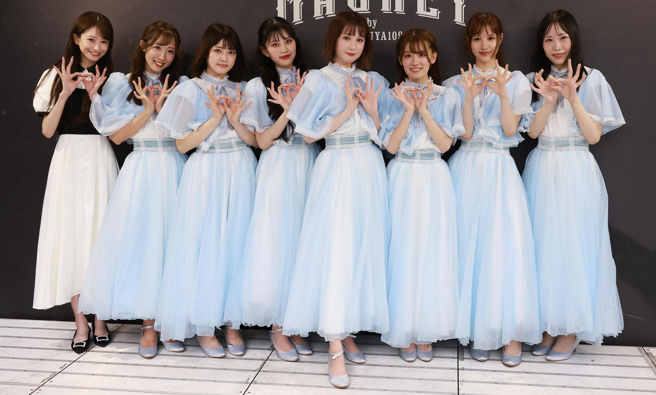 愛沢えみり（左端）がプロデュースしたアイドルグループ「8月のエウテルペ」。左から2人目から橋本心花、鳩飼まりも、黒田莉菜、七海なるみ、鹿目双葉、古川優、綾瀬らら（撮影・中島郁夫）