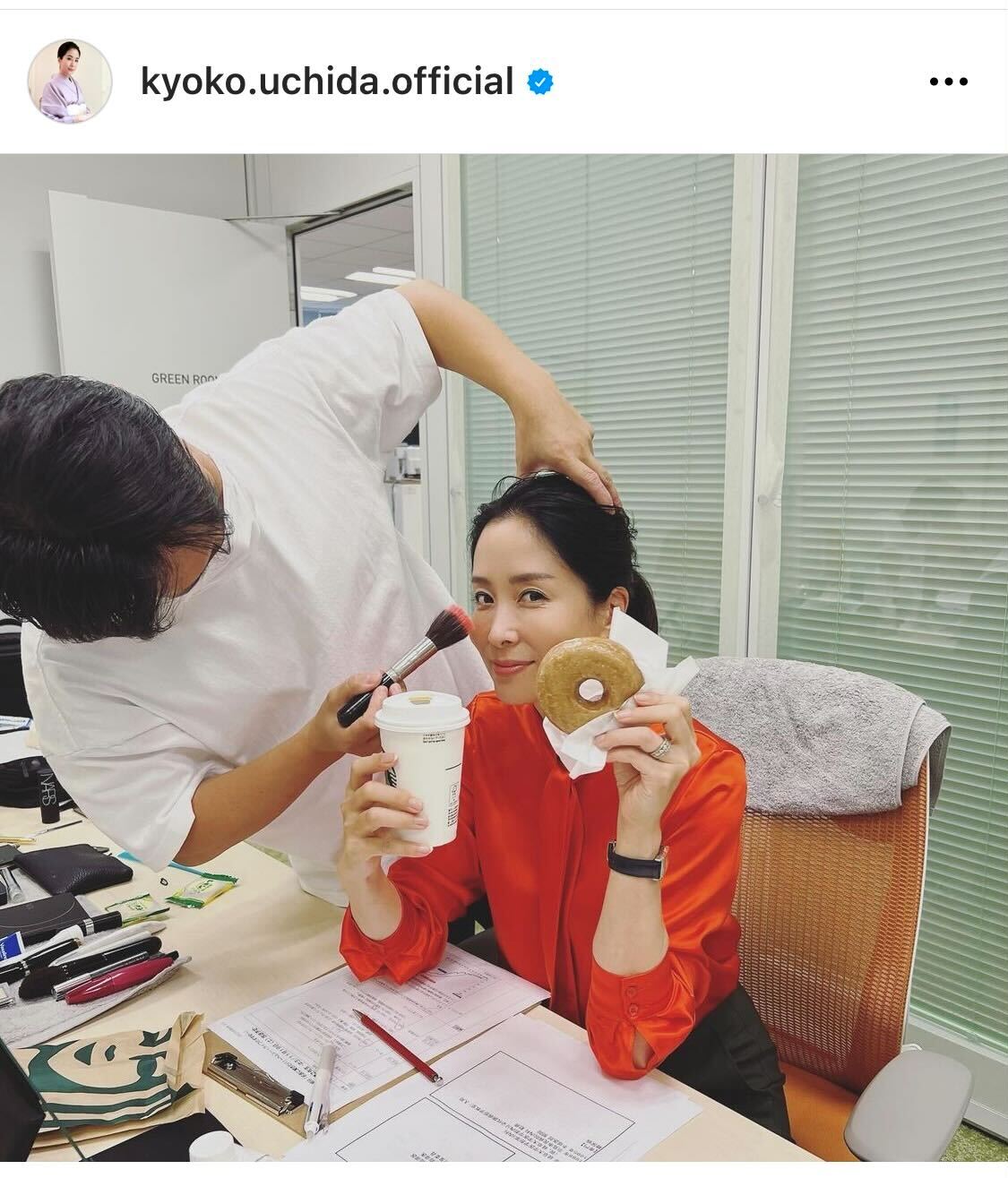 コーヒーとドーナツを手にほほえむ内田恭子（内田恭子インスタグラムより）