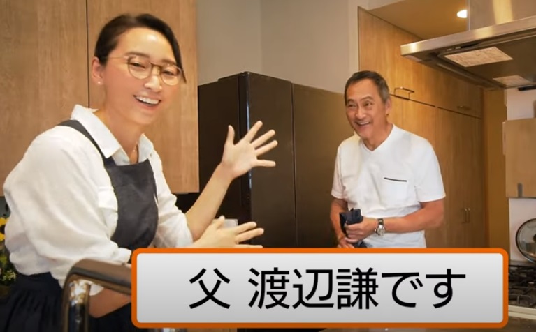 渡辺謙を紹介する杏（杏のYouTubeチャンネル「杏／anna Tokyo」より）