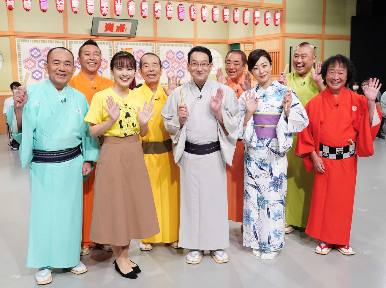 日本テレビ系「24時間テレビ45」内で放送した「笑点」にゲスト出演した菅野美穂（右から3人目）と笑点メンバーら