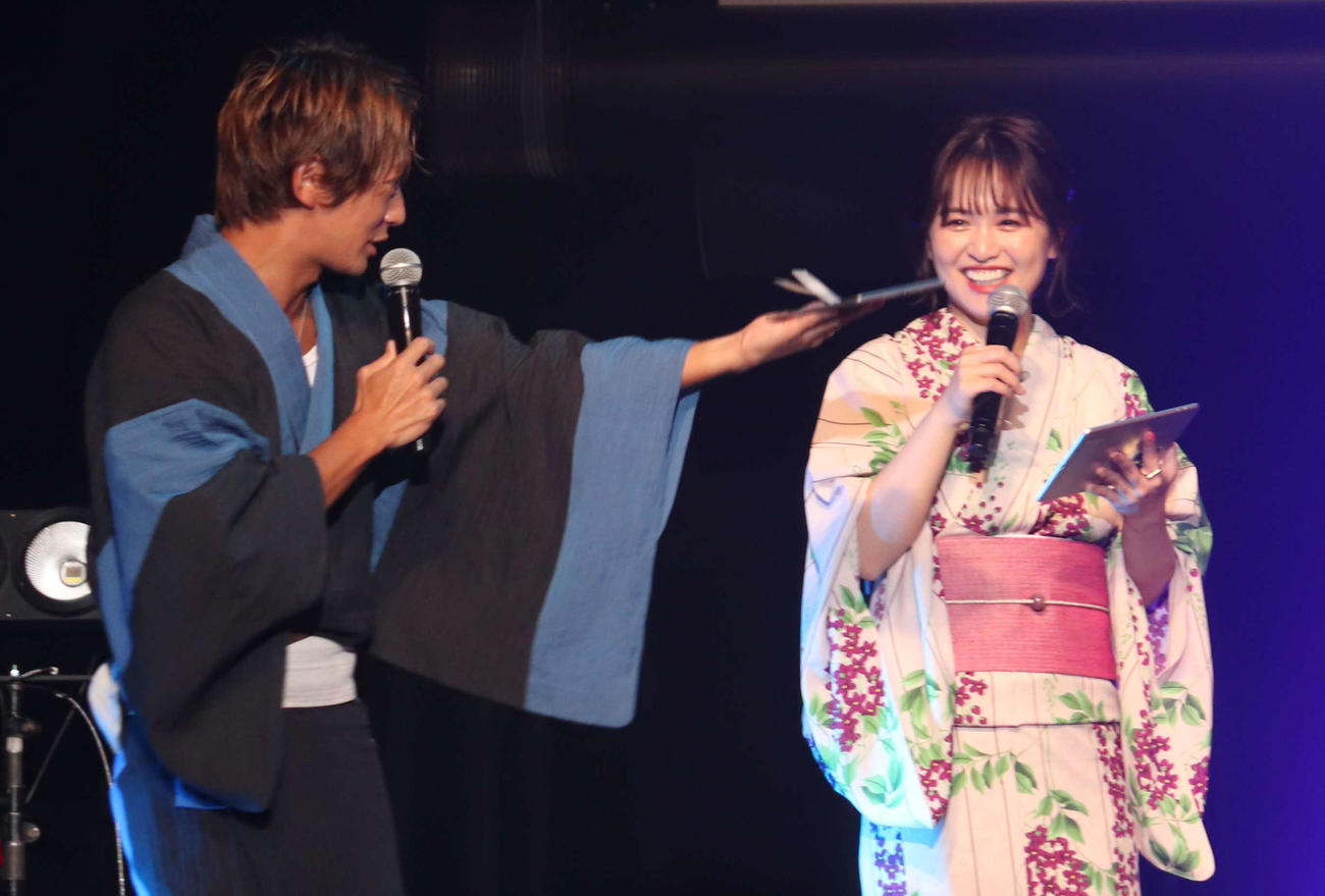 ライバーイベント「321夏祭り2022」にMCとして出席した大倉士門（左）とゆうこす（撮影・加藤理沙）