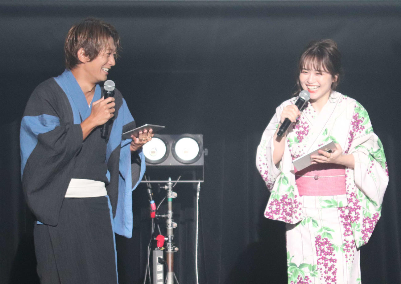 ライバーイベント「321夏祭り2022」にMCとして出席した大倉士門（左）とゆうこす（撮影・加藤理沙）