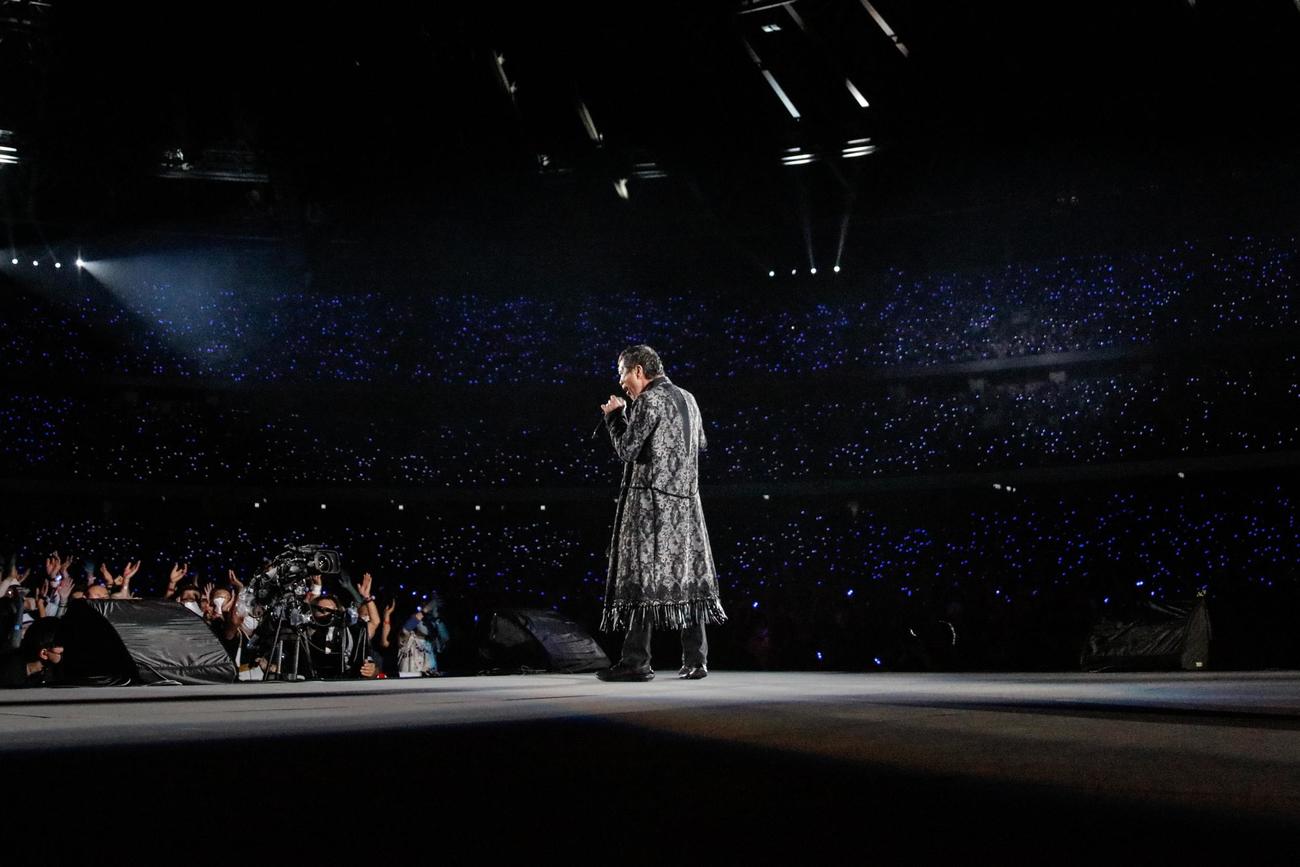 デビュー50周年記念ツアー「MY WAY」2日目公演で熱唱する矢沢永吉（HIRO KIMURA氏撮影）