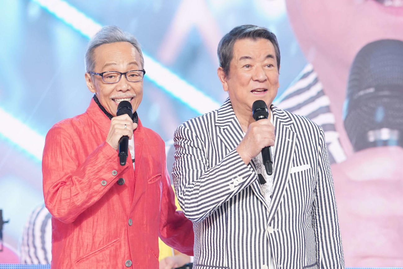 日本テレビ系「24時間テレビ45」でサライを歌う加山雄三（右）と谷村新司