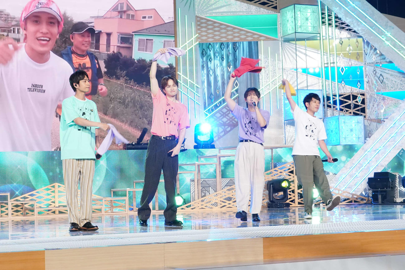 日本テレビ系「24時間テレビ45」内のコーナー「会いたい！応援歌メドレー」でパフォーマンスするメインパーソナリティーを務める、左から中丸雄一、菊池風磨、山田涼介、二宮和也