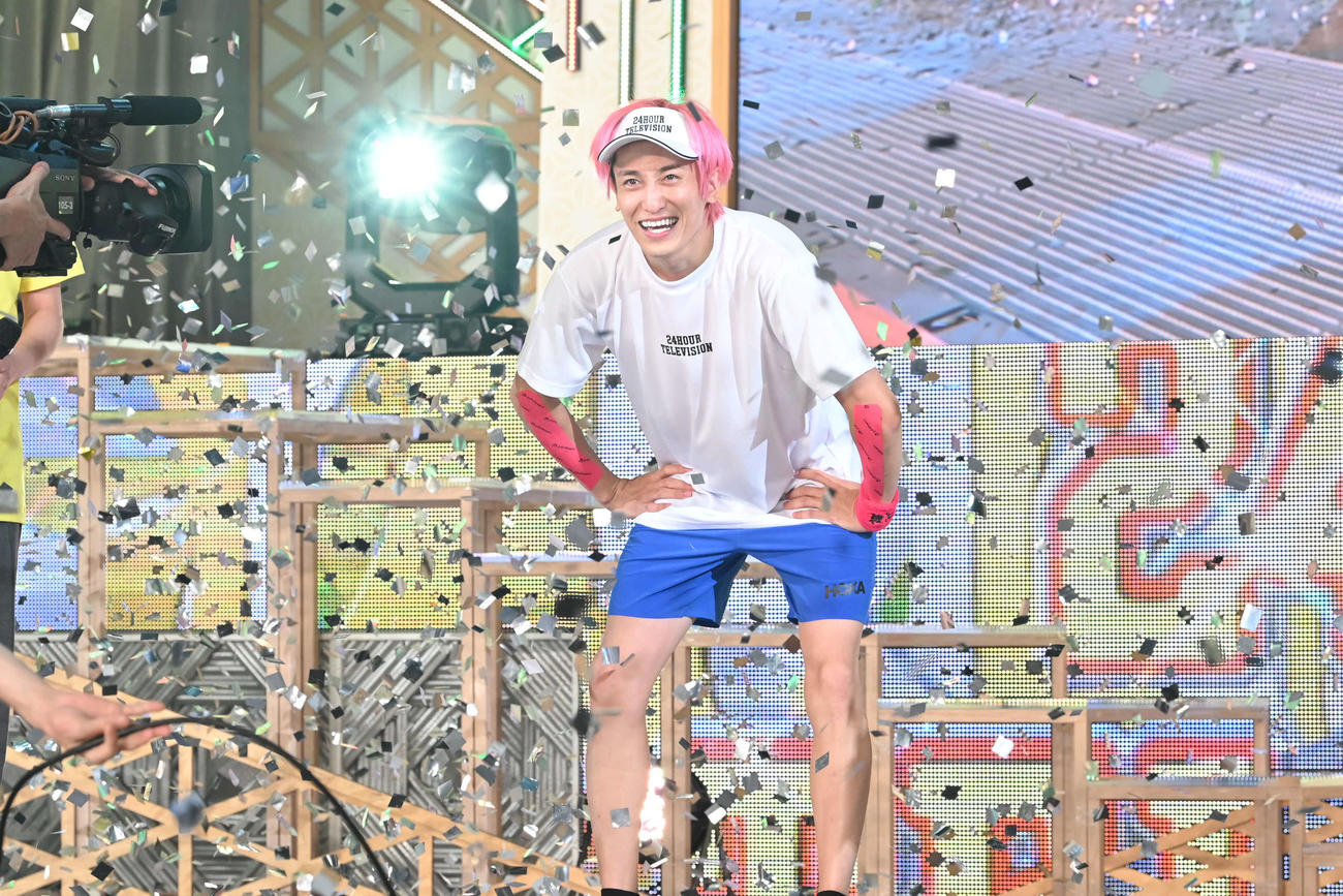 日本テレビ系「24時間テレビ45」の100キロマラソンを走りきったEXITの兼近大樹