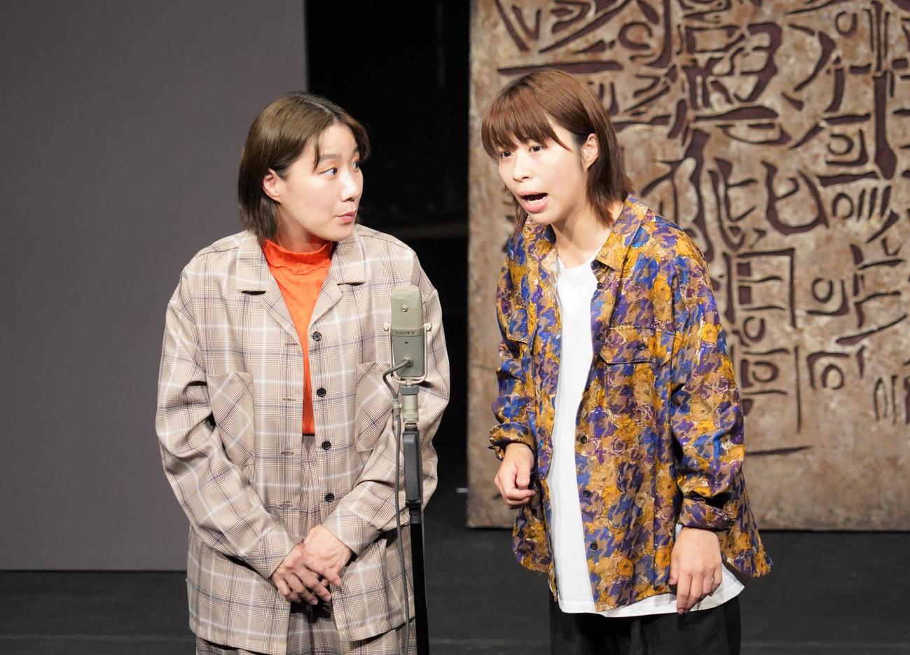 単独ライブ「与、坐さうず」を開催したお笑いコンビ、Aマッソの村上（左）と加納（撮影・佐藤成）