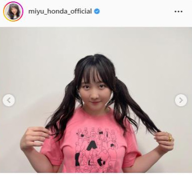 ピンクのTシャツ姿で笑みを浮かべる本田望結（公式インスタグラムより）