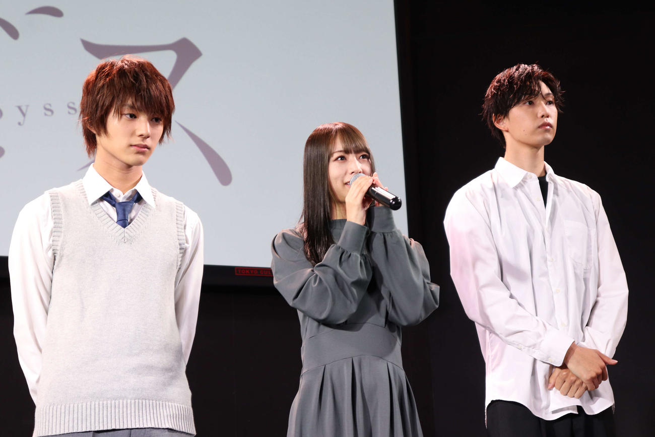 MBSドラマ「少年のアビス」完成披露トークイベントであいさつをする北野日奈子（中央）（撮影・加藤理沙）