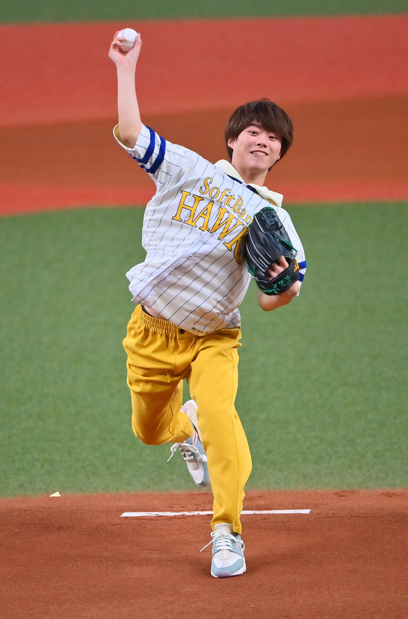 ソフトバンク対ロッテ　始球式を行う、なにわ男子の大橋和也（撮影・和賀正仁）