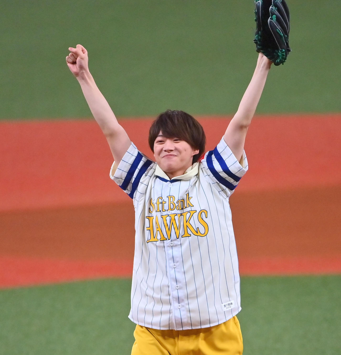 ソフトバンク対ロッテ　始球式でノーバウンド投球を披露したなにわ男子の大橋和也はガッツポーズ（撮影・和賀正仁）