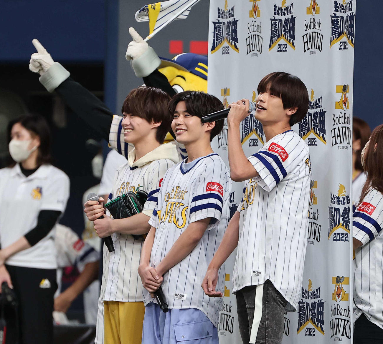 京セラドーム大阪であいさつをするなにわ男子・右から高橋恭平、長尾謙杜、大橋和也（撮影・上田博志）