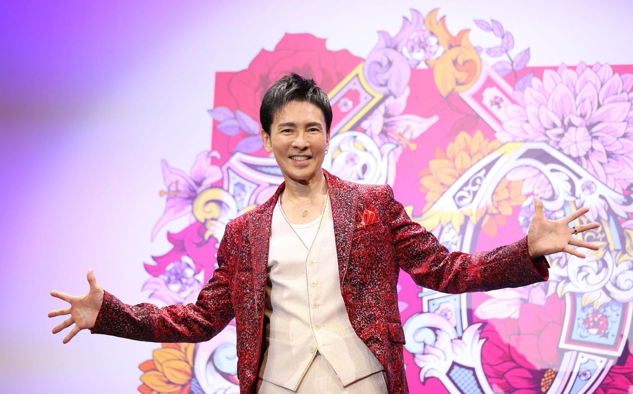 レコードデビュー50周年を迎えポーズを決める郷ひろみ（撮影・宮地輝）