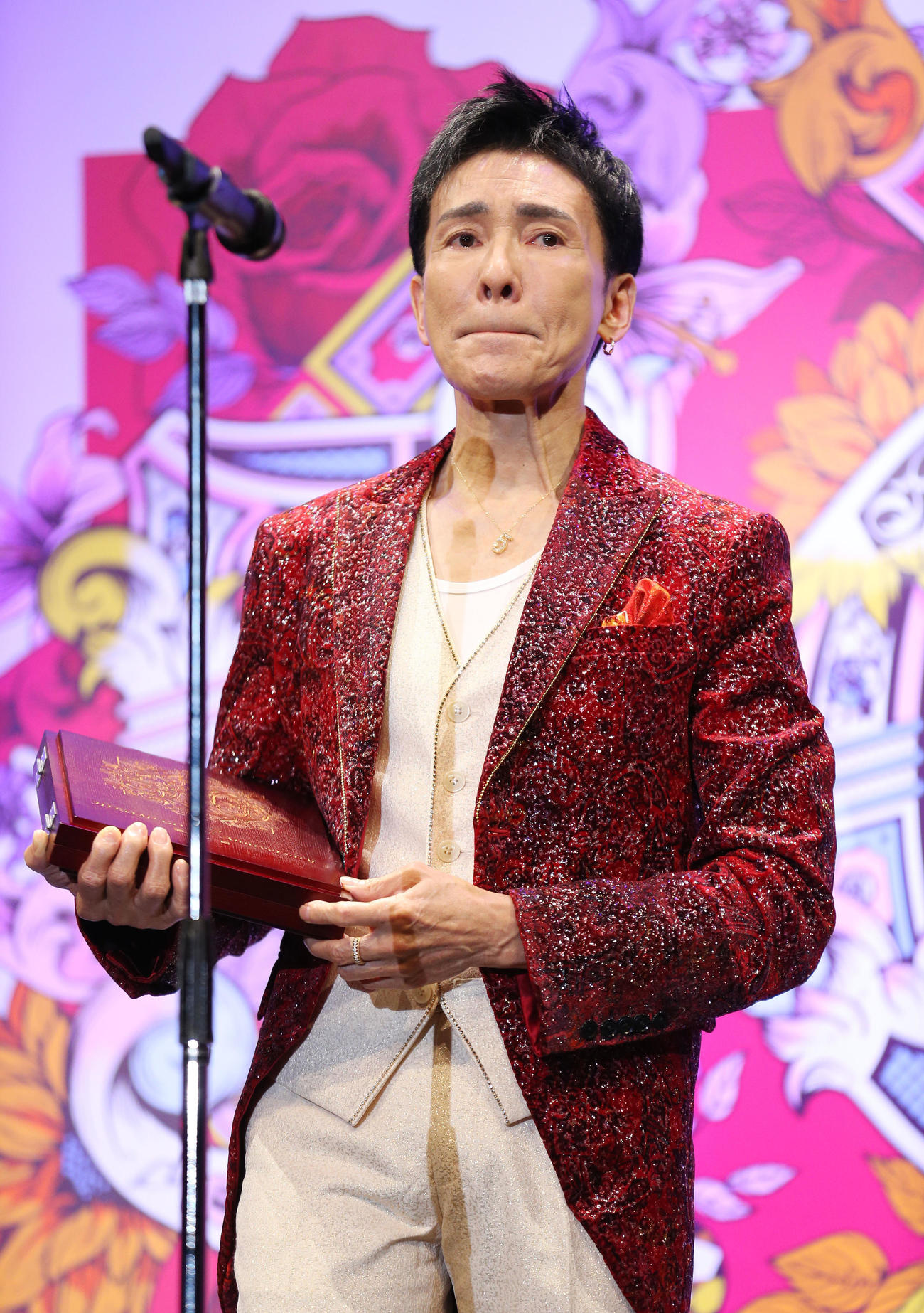 レコードデビュー50周年を迎え、ファンへの思いがあふれ涙する郷ひろみ（撮影・宮地輝）