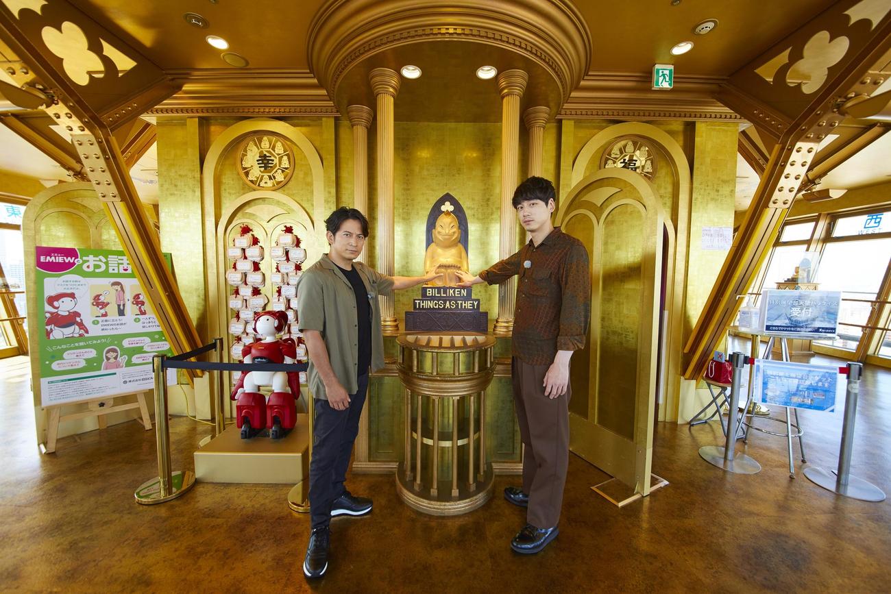 映画「ヘルドッグス」のPRロケ企画で大阪を訪れ、ビリケン像にヒット祈願する岡田准一（左）と坂口健太郎