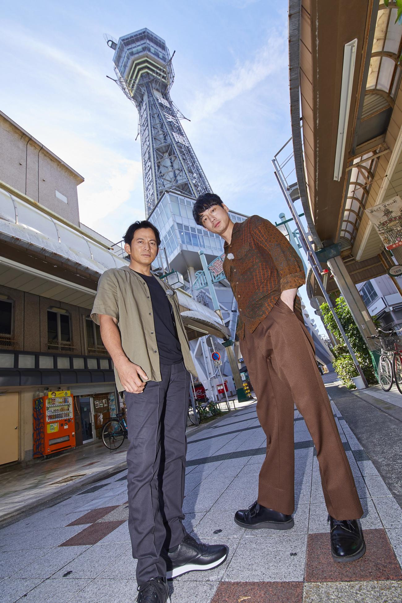 映画「ヘルドッグス」のPRロケ企画で大阪・通天閣を訪れた岡田准一（左）と坂口健太郎