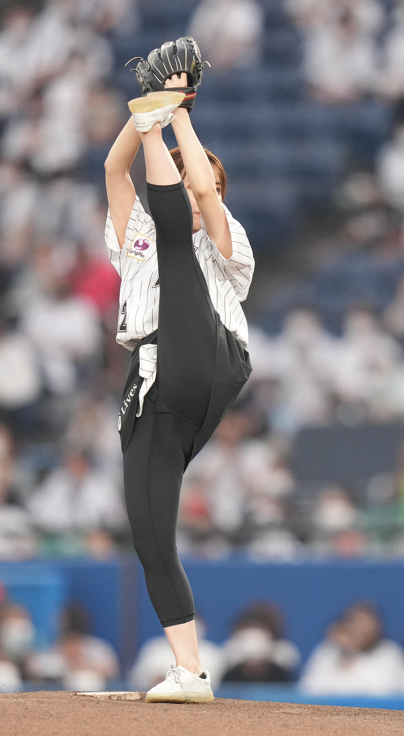 26日、ロッテ－楽天戦のファーストピッチセレモニーで足を高く上げて投げる袴田彩会アナ