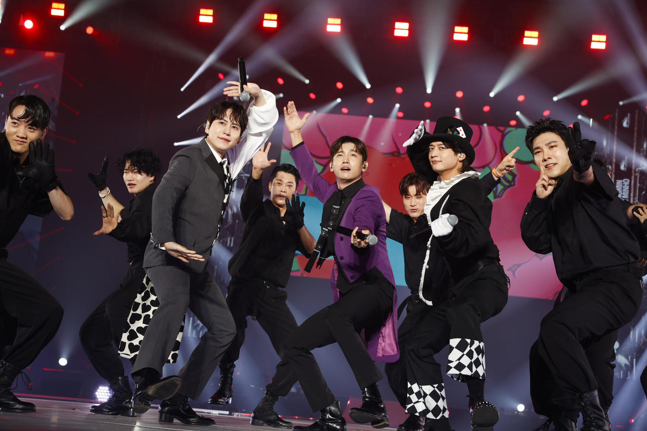 「SMTOWN LIVE 2022：SMCU EXPRESS＠TOKYO」でパフォーマンスする左からSUPER JUNIORのKYUHYUN、東方神起のCHANGMIN、SHINeeのMINHO