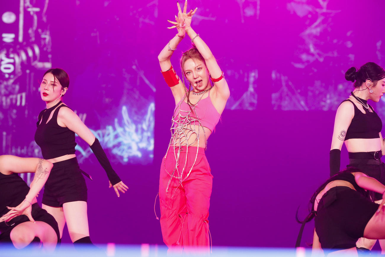 「SMTOWN LIVE 2022：SMCU EXPRESS＠TOKYO」でパフォーマンスする、少女時代のHYOYEON