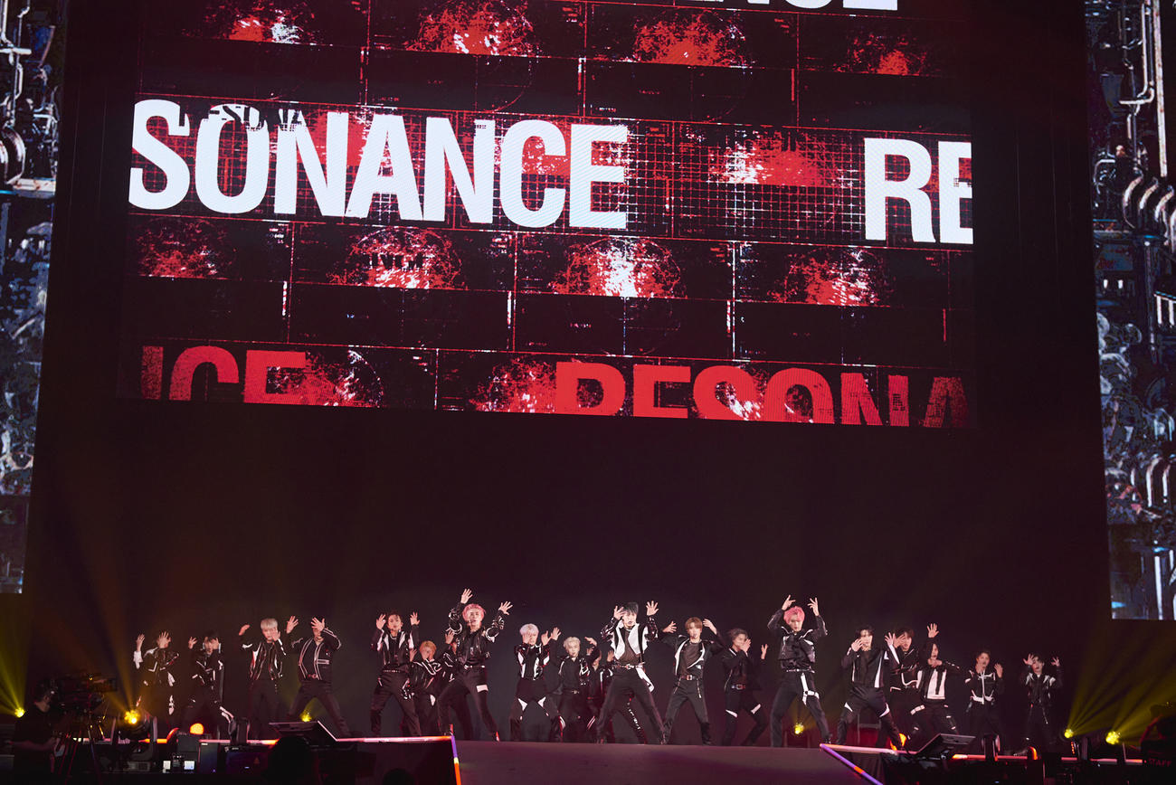 「SMTOWN LIVE 2022：SMCU EXPRESS＠TOKYO」でパフォーマンスする、NCT。左からソンチャン、ロンジュン、ジェミン
チソン、マーク、ユウタ、ドヨン、シャオジュン、テヨン、クン、ショウタロウ、ヤンヤン、ジェノ、ジェヒョン、ジャニー、ヘチャン、テン、ジョンウ、ヘンドリー、テイル、チョンロ