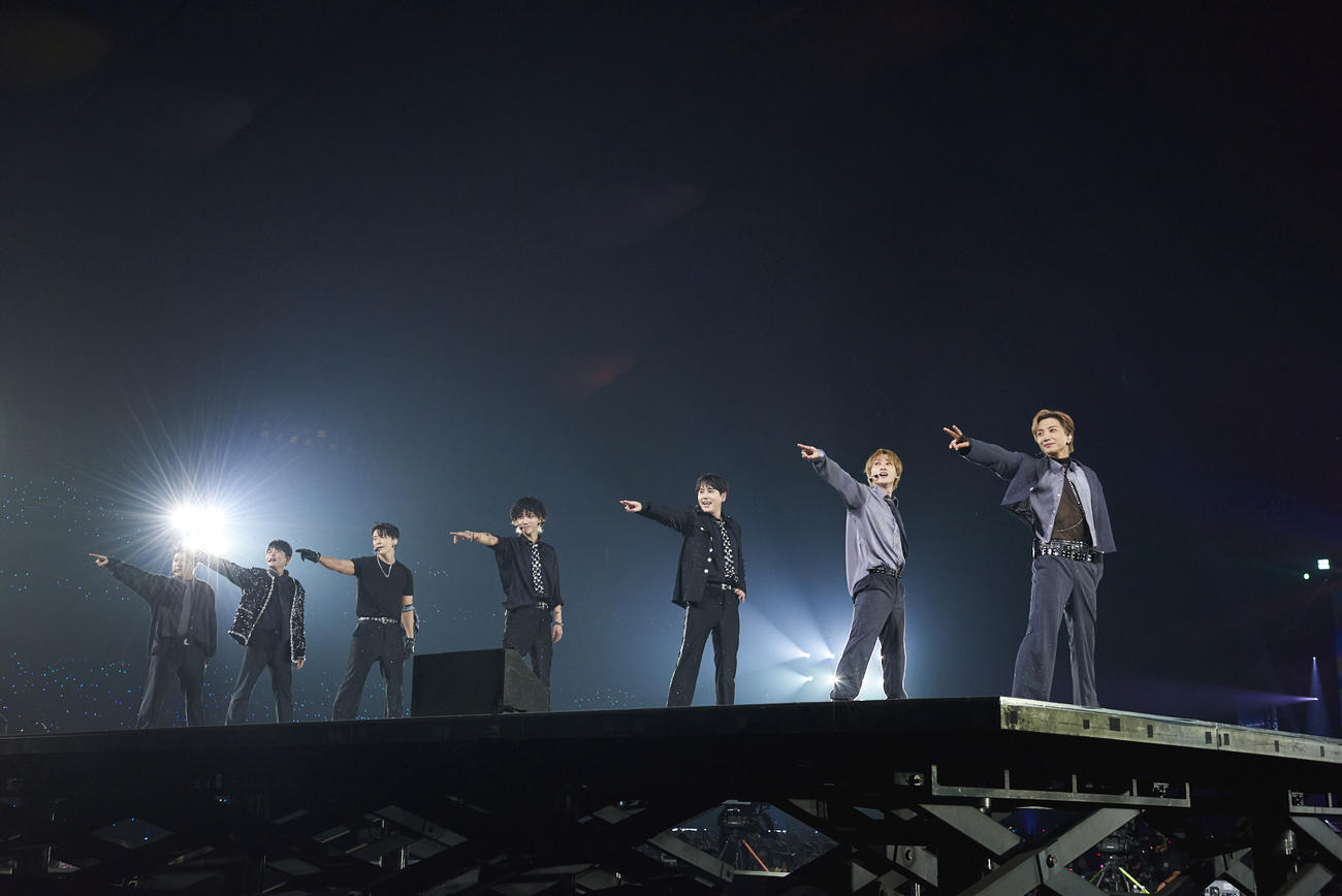「SMTOWN LIVE 2022：SMCU EXPRESS＠TOKYO」でパフォーマンスする、SUPER JUNIOR。左からシンドン、リョウク、ドンヘ、イエソン、キュヒョン、ウニョク、イトゥク