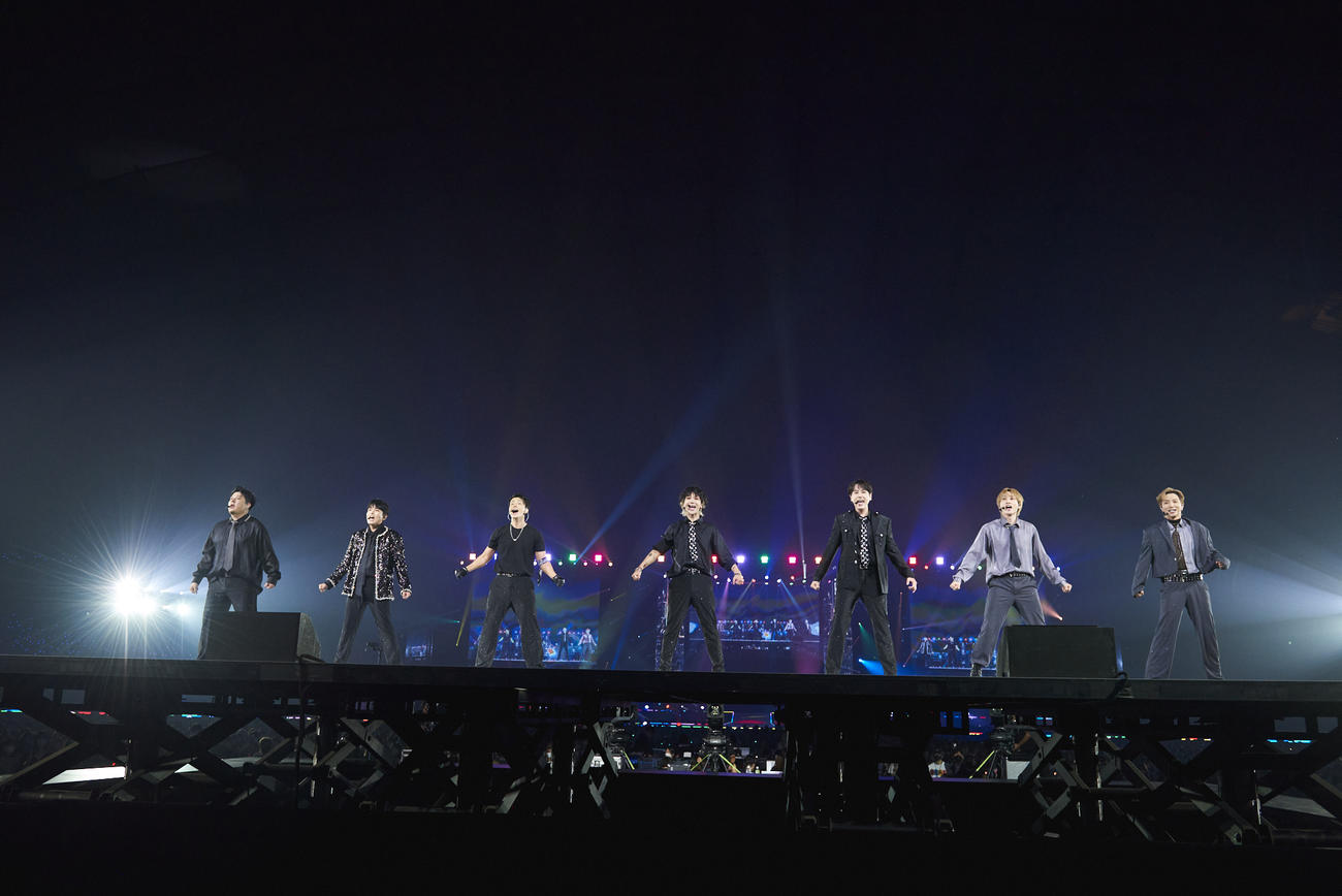 「SMTOWN LIVE 2022：SMCU EXPRESS＠TOKYO」でパフォーマンスする、SUPER JUNIOR。左からシンドン、リョウク、ドンヘ、イエソン、キュヒョン、ウニョク、イトゥク