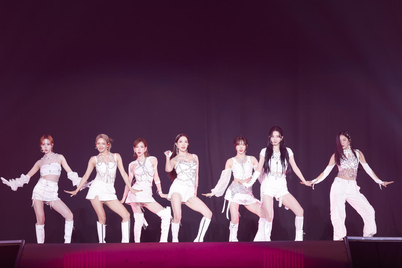 「SMTOWN LIVE 2022：SMCU EXPRESS＠TOKYO」でパフォーマンスする「GOT the beat」。左からWINTER（aespa）、HYOYEON（少女時代）、TAEYEON（少女時代）、BoA、WENDY（Red Velvet）、KARINA（aespa）、SEULGI（Red Velvet）