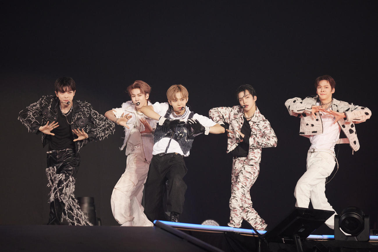 「SMTOWN LIVE 2022：SMCU EXPRESS＠TOKYO」でパフォーマンスする、左からソンチャン（NCT）、ショウヘイ（SMROOKIES）、ショウタロウ（NCT）、スンハン　（SMROOKIES）、ウンソク（SMROOKIES）