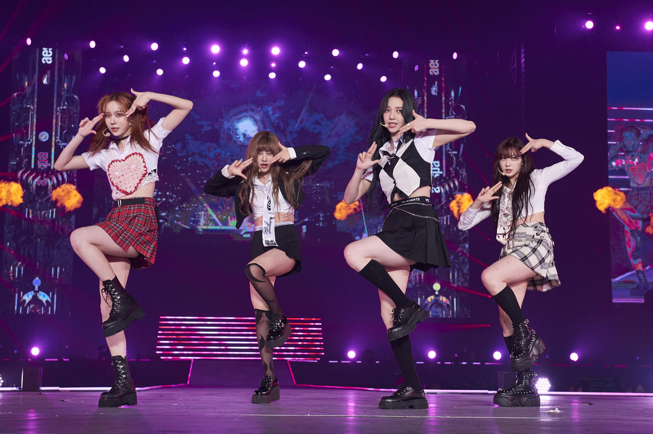 「SMTOWN LIVE 2022：SMCU EXPRESS＠TOKYO」でパフォーマンスする、aespa。左からWINTER、NINGNING、KARINA、GISELLE