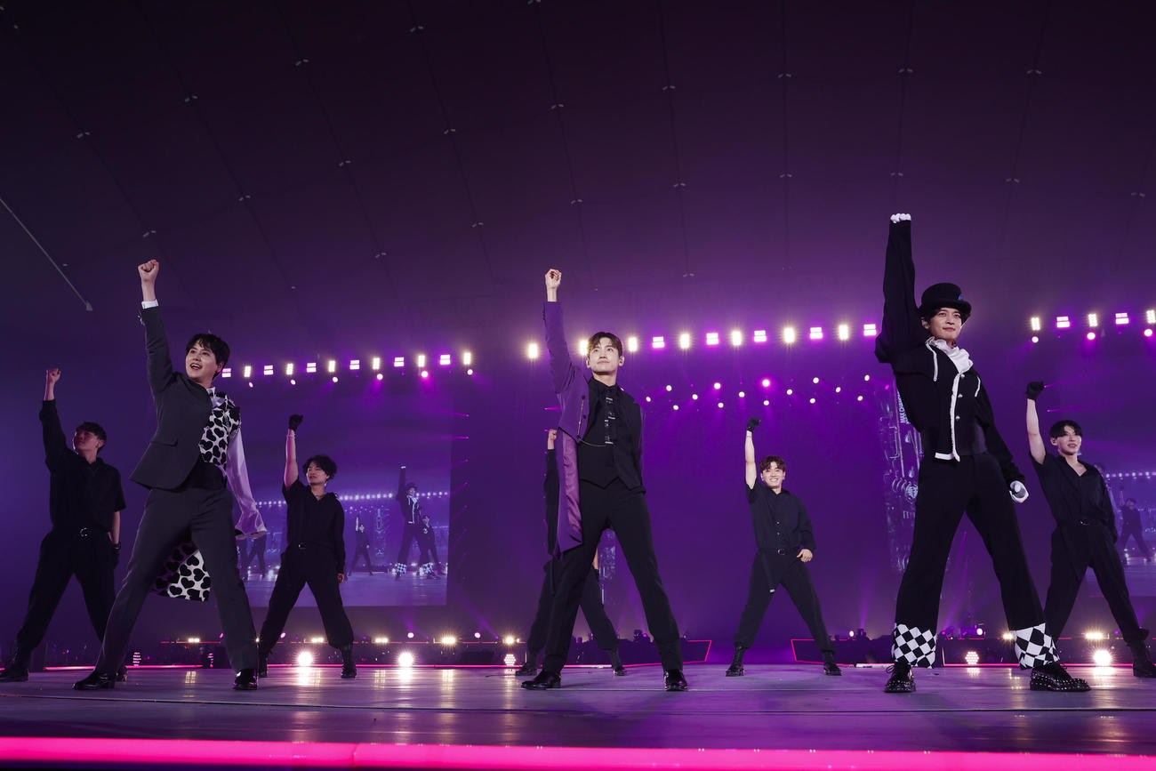 「SMTOWN LIVE 2022：SMCU EXPRESS＠TOKYO」でパフォーマンスする左からSUPER JUNIORのKYUHYUN、東方神起のCHANGMIN、SHINeeのMINHO