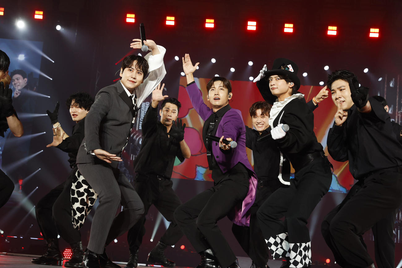 「SMTOWN LIVE 2022：SMCU EXPRESS＠TOKYO」でパフォーマンスする左からSUPER JUNIORのKYUHYUN、東方神起のCHANGMIN、SHINeeのMINHO