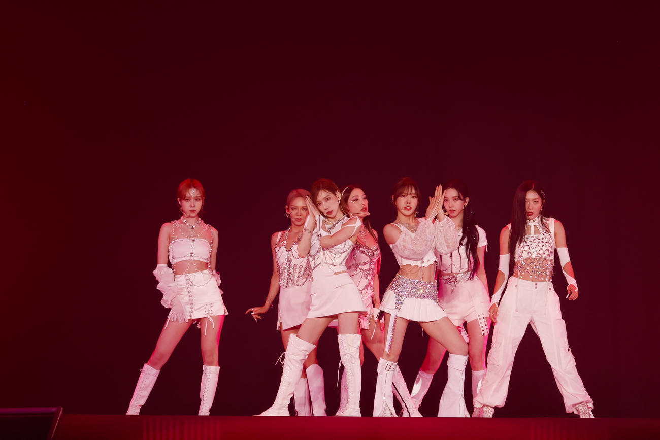 「SMTOWN LIVE 2022：SMCU EXPRESS＠TOKYO」でパフォーマンスする「GOT the beat」。左からWINTER（aespa）、HYOYEON（少女時代）、TAEYEON（少女時代）、BoA、WENDY（Red Velvet）、KARINA（aespa）、SEULGI（Red Velvet）