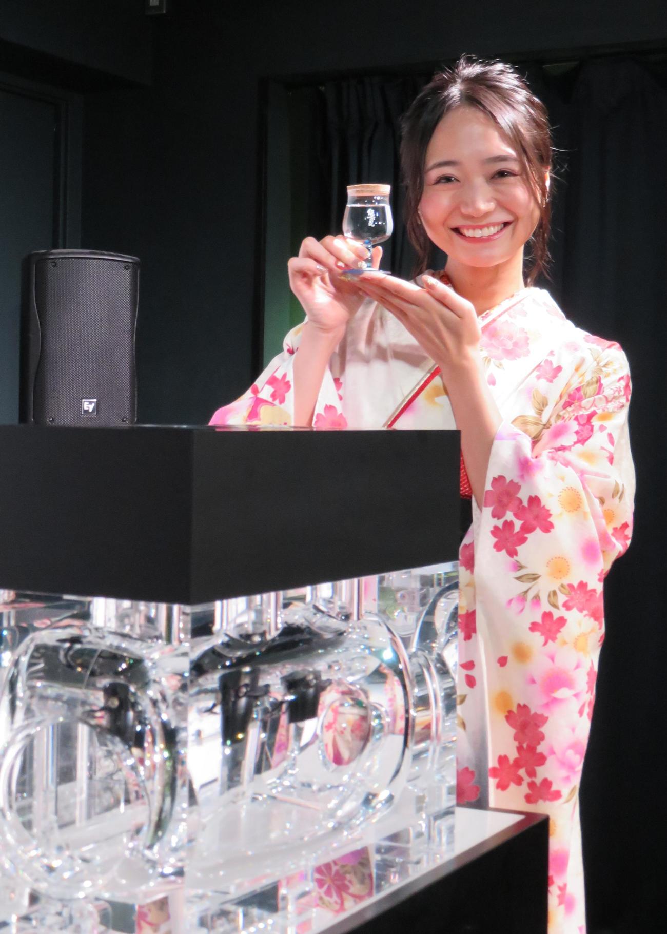 女優緑川静香（34）が30日、都内で、日本酒を抗酸化できる新システムの発表会に参加した。