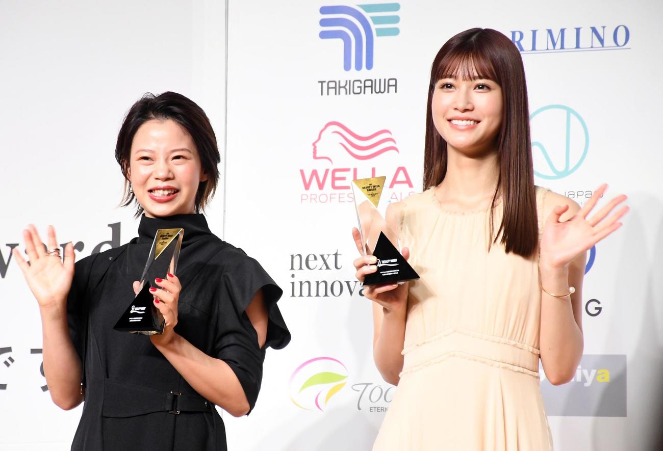 「THE BEAUTY WEEK AWARD 2022」の「THE BEST OF BEAUTY」を受賞した高木菜那さん（左）と生見愛瑠（撮影・大友陽平）