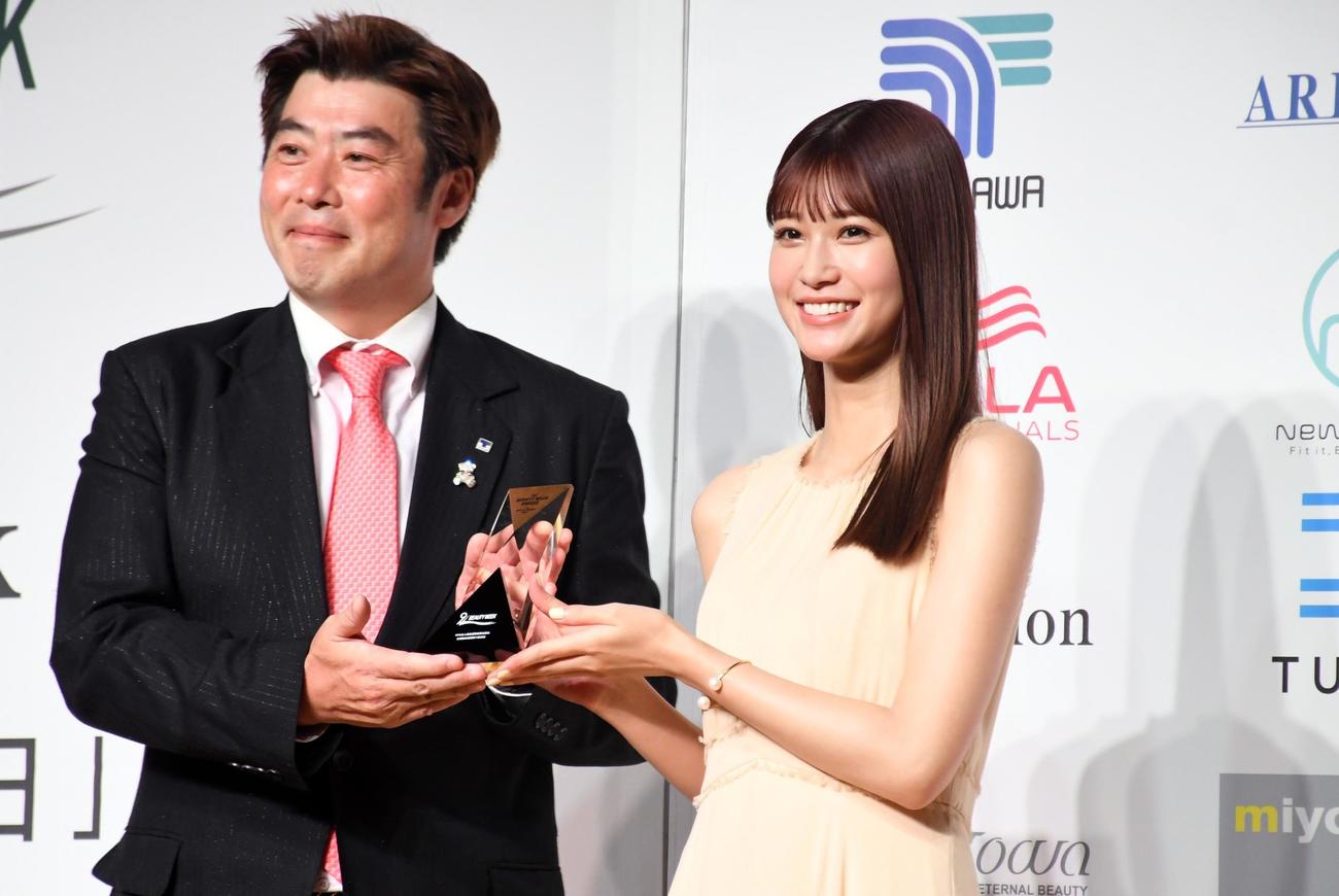 「THE BEST OF BEAUTY」文化・芸能部門を受賞し笑顔の生見愛瑠（撮影・大友陽平）