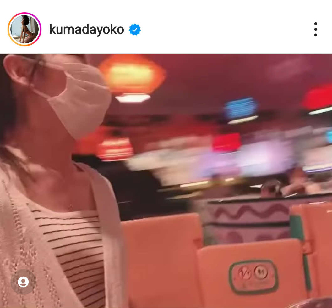 コーヒーカップを楽しむ熊田曜子（熊田曜子インスタグラムより）
