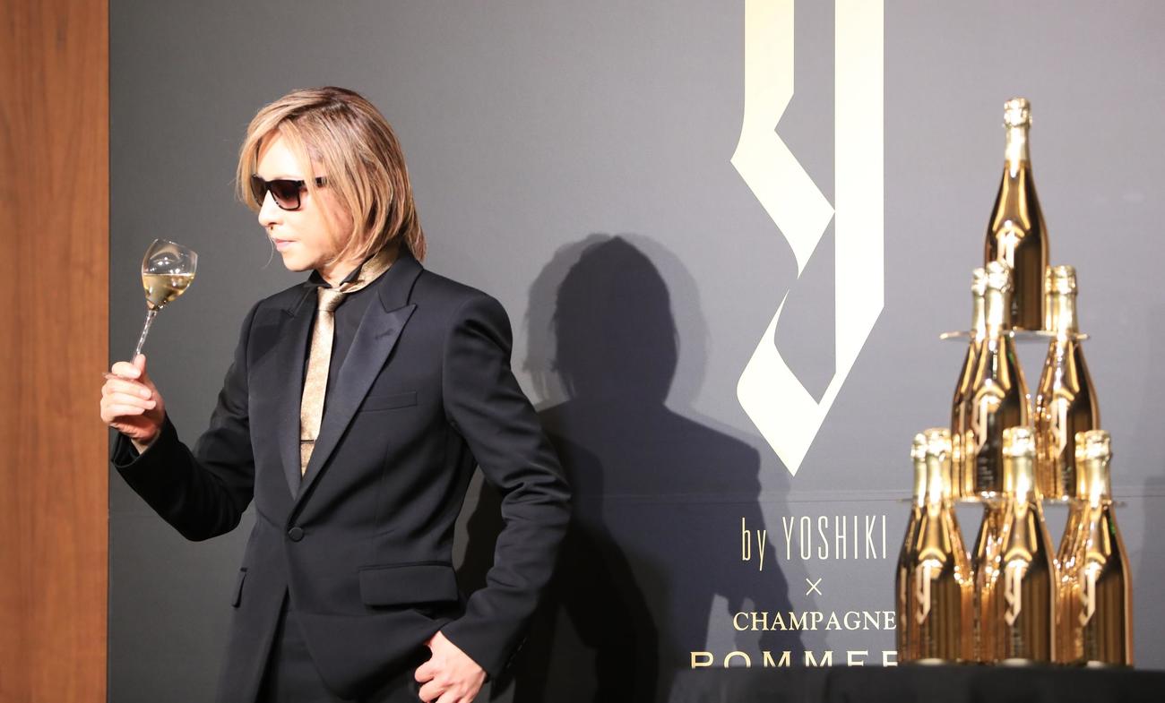 新作シャンパーニュの発売記念イベントで自ら手がけたシャンパンを試飲するX JAPANのYOSHIKI（撮影・藤塚大輔）