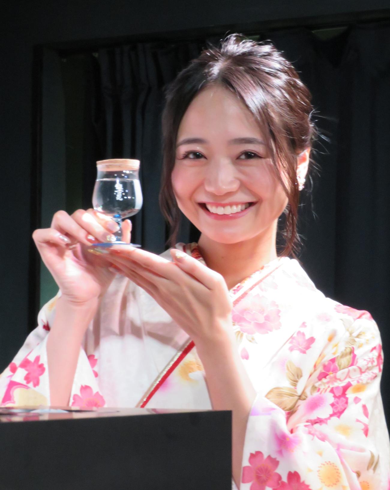 日本酒を抗酸化できる新システムの発表会に参加した緑川静香
