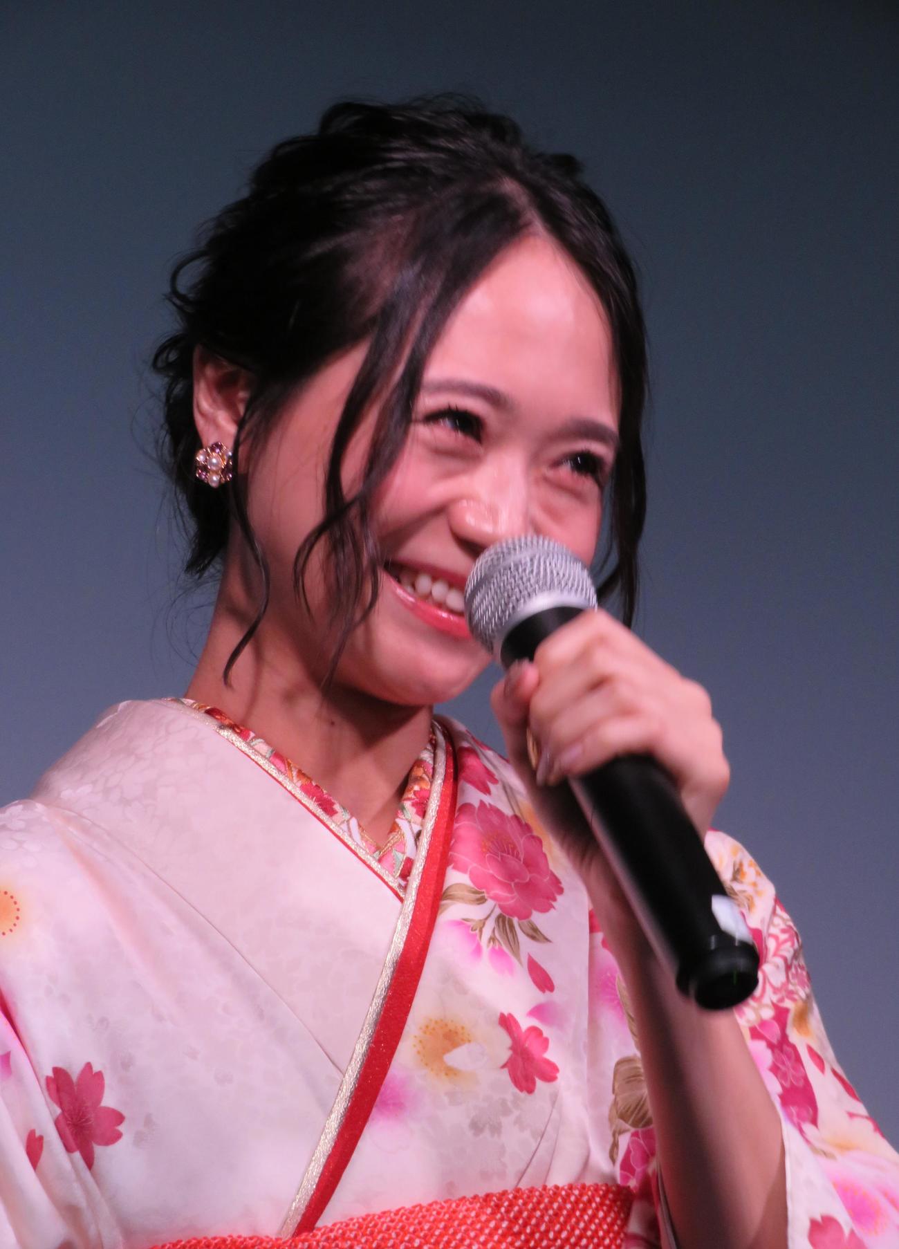 新システムの発表会で笑顔で話す緑川静香