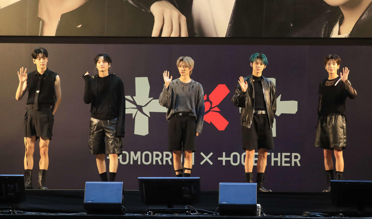 日本での3枚目シングル発売記念イベントに登壇する、左からTOMORROW X TOGETHERのスビン、ヒュニンカイ、ボムギュ、ヨンジュン、テヒョン（撮影・藤塚大輔）
