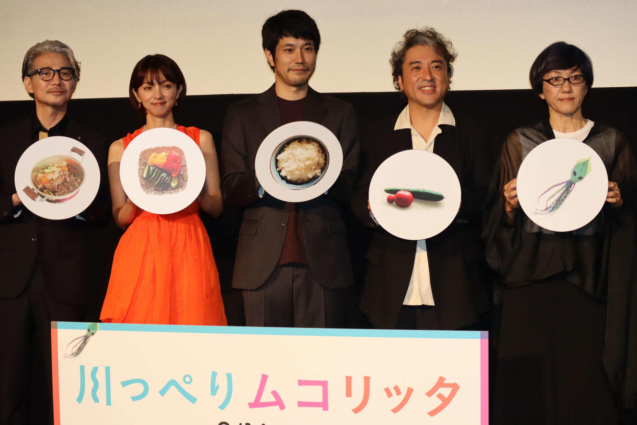 映画「川っぺりムコリッタ」上映会であいさつする、左から吉岡秀隆、満島ひかり、松山ケンイチ、ムロツヨシ、荻上直子監督