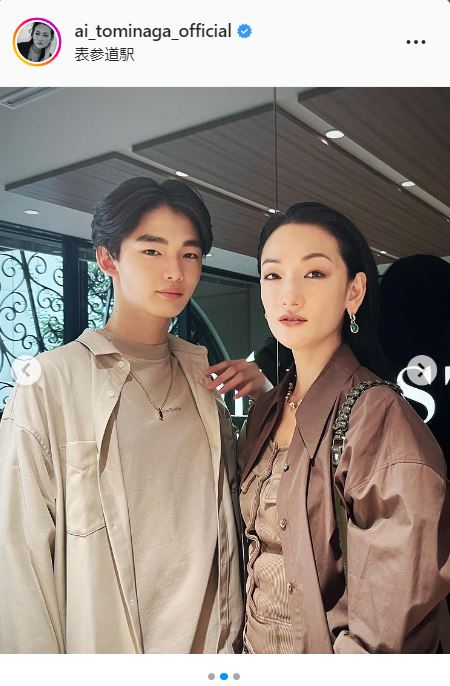 冨永愛 Vogue Japan でデビューの長男章胤と同誌写真掲出の表参道駅で２ショット 芸能 日刊スポーツ