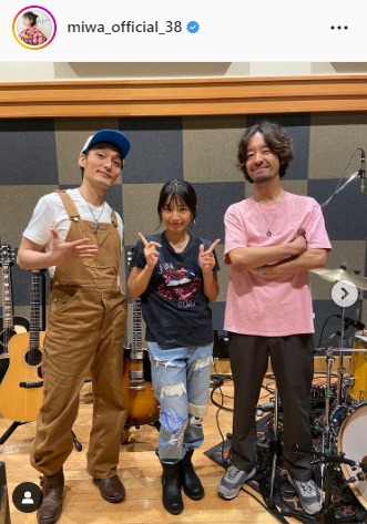 草なぎ剛（左）、和田唱（右）とのスリーショットを公開したmiwa（miwaのインスタグラムより）