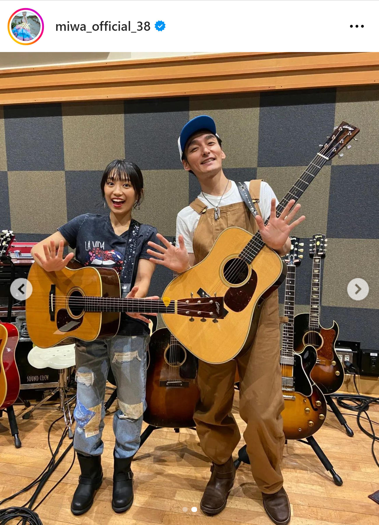 ギターをかけ笑顔で手を振るmiwa（左）と草なぎ剛（miwaのインスタグラムから）